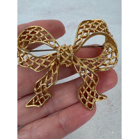 Vintage Bow Bolo Tie Women’s Gold Tone Lapel Pin/ Diamond Pattern - Picture 4 of 6
